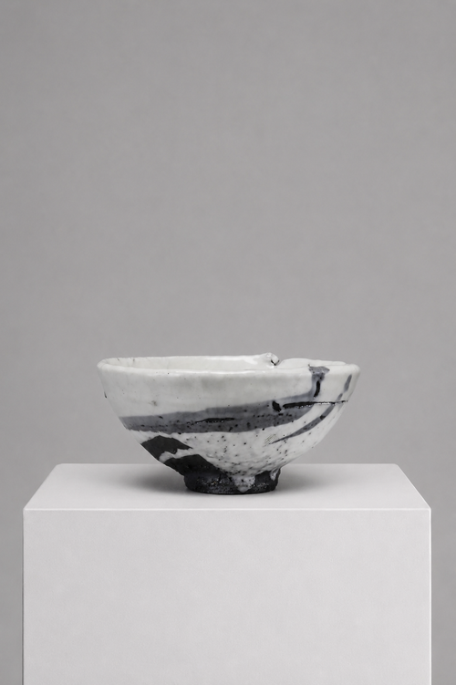 Hikidashi-shiro Chawan by Koie Ryōji — front view