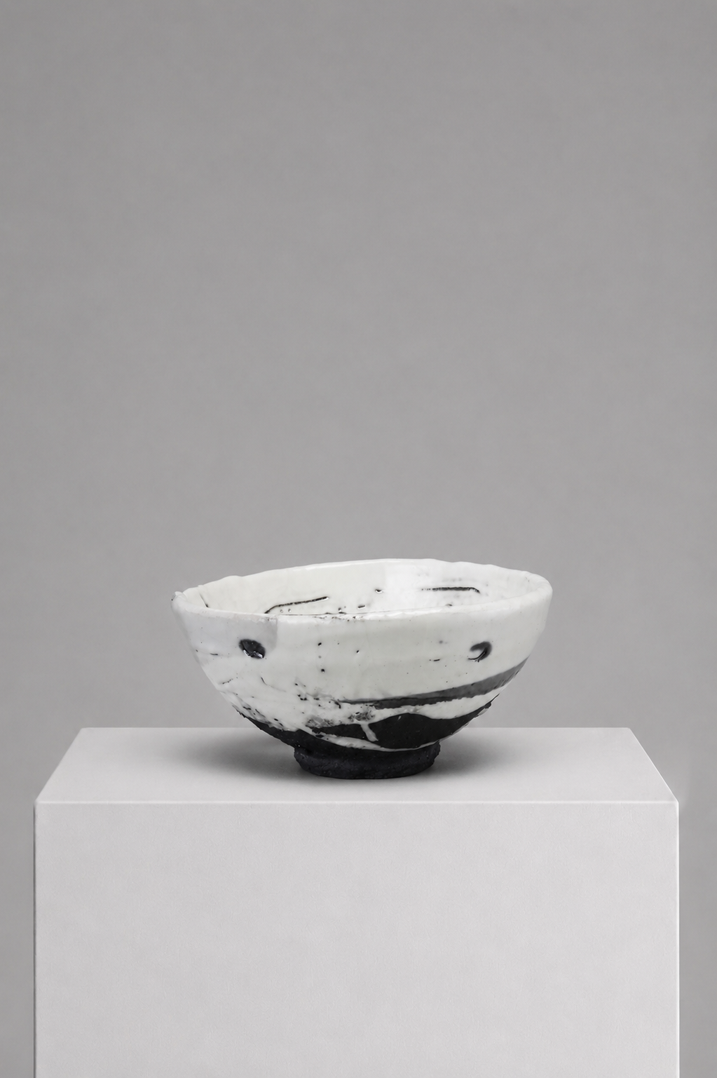 Hikidashi-shiro Chawan by Koie Ryōji — side profile