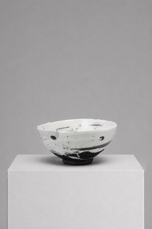 Hikidashi-shiro Chawan by Koie Ryōji — side profile