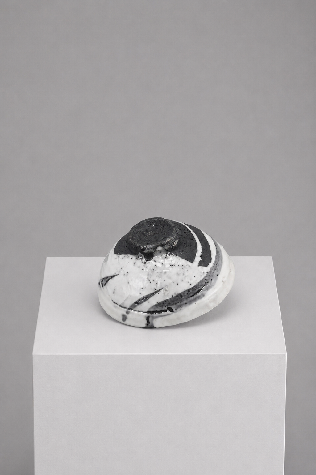 Hikidashi-shiro Chawan by Koie Ryōji — underside