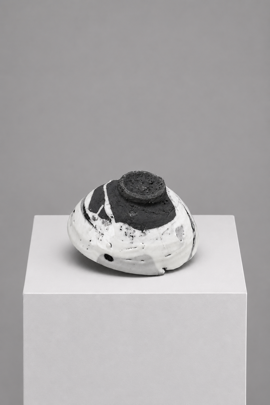 Hikidashi-shiro Chawan by Koie Ryōji — foot (kodai)