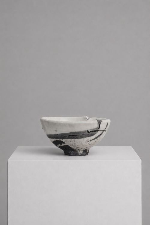 Hikidashi-shiro Chawan by Koie Ryōji — front view